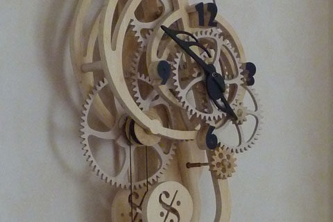 horloge en bois clé de sol par Roland Dutoya